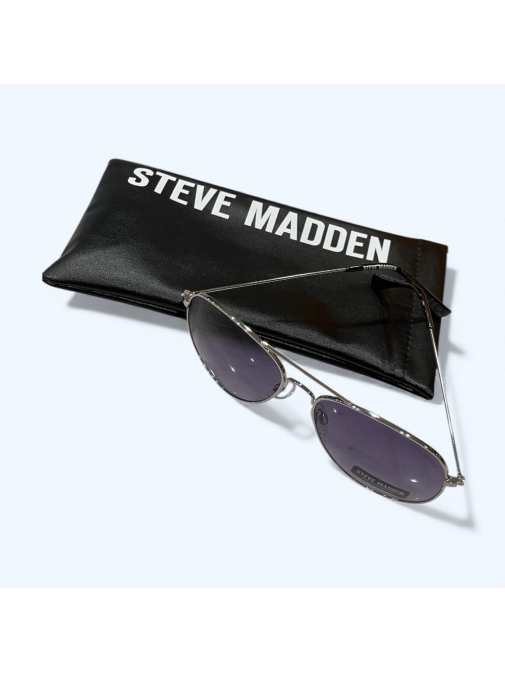 Steve Madden Aviator Sunglasses - Silver
Frame / Smoke Lenses